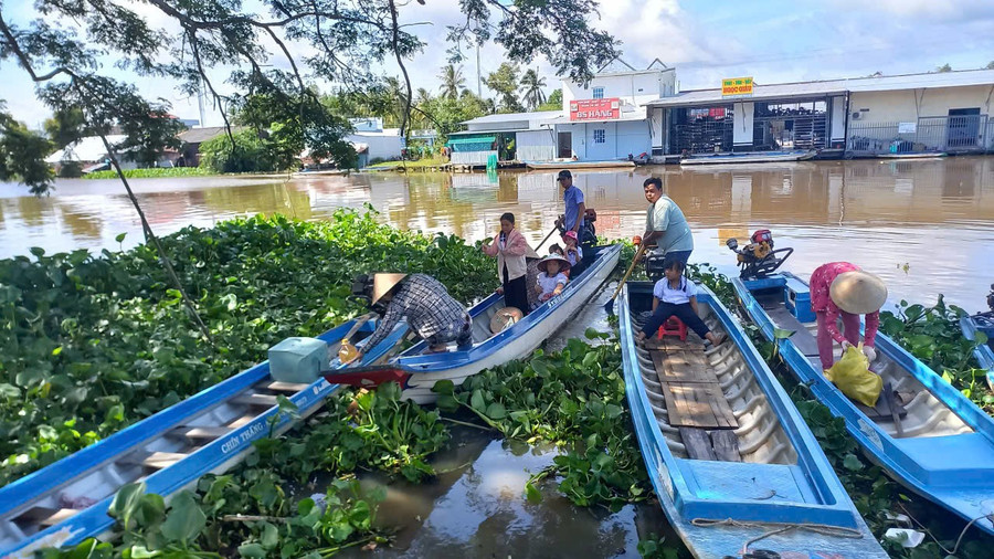 Người dân ở xã Mỹ Phước, TP Cần Thơ đưa con đến trường bằng xuồng. Ảnh: X Lương. can-tho-xoa-mu-chu-2.jpg