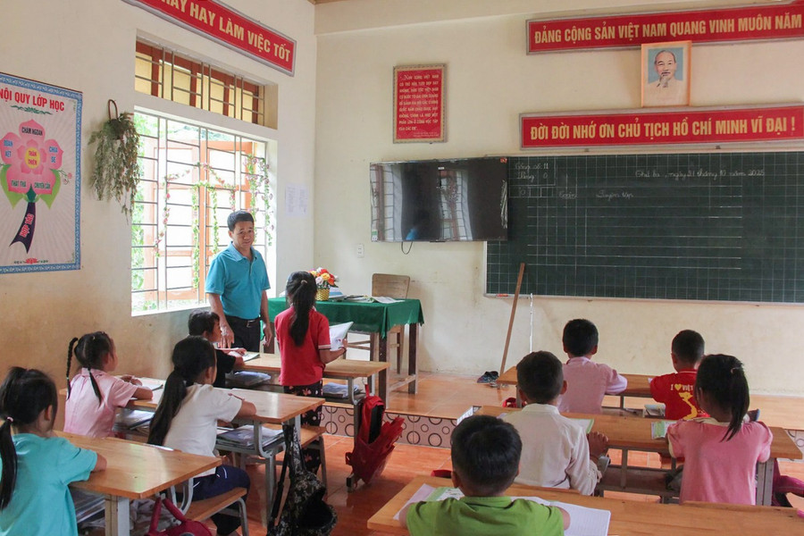 Dù khó khăn nhưng các giáo viên cắm bản vẫn vượt qua, hoàn thành tốt nhiệm vụ trồng người. 1763807396300.jpg