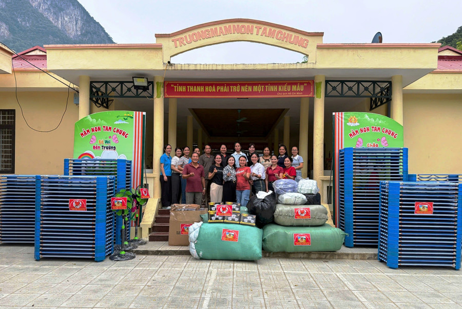 Từ sự huy động của Hiệu trưởng Hàn Thị Giang, nhiều nhà hảo tâm đã trao tặng cho Trường Mầm non Tam Chung nhiều đồ dùng thiết yếu phục vụ công tác bán trú ở các điểm trường lẻ. Ảnh: Phương Huyền 3264939604576053287.jpg