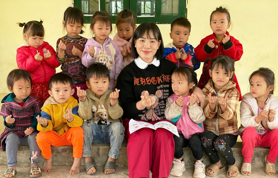 Nhà giáo Tiêu biểu Hàn Thị Giang và những đứa trẻ ở Tam Chung. 46bcf75f9bd617884ec7.jpg