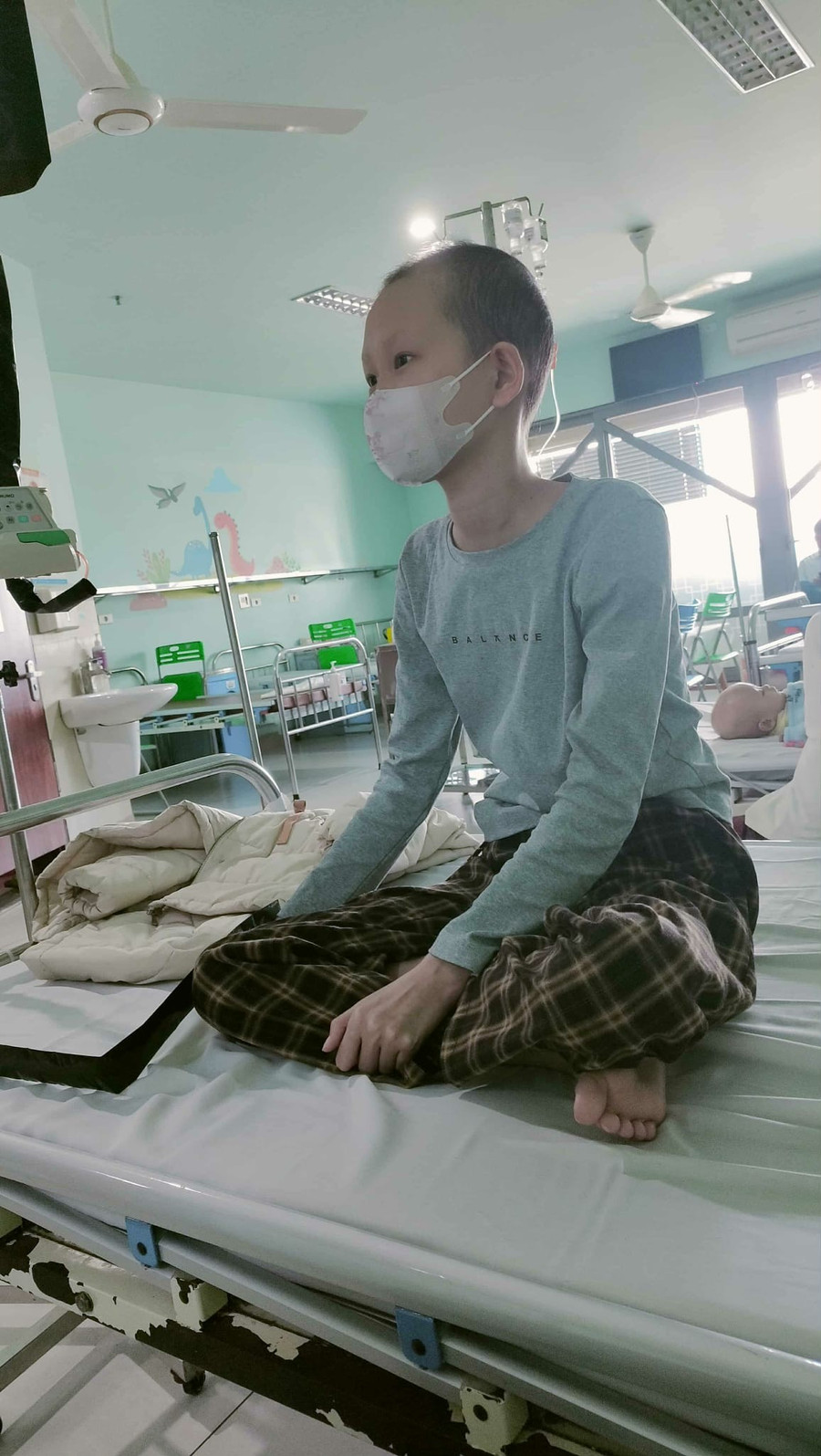 Đang điều trị ở Bệnh viện Nhi Trung ương, Hà Linh vẫn luôn nhớ về lớp học, em khát khao được gặp lại các bạn của mình. 20271.jpg