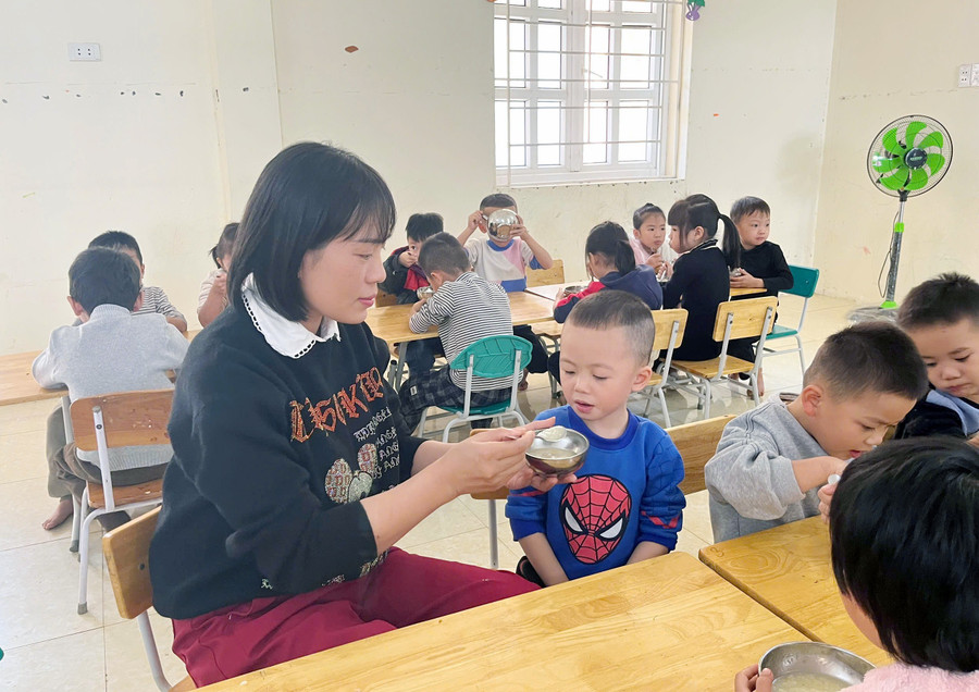 Nữ nhà giáo Hàn Thị Giang đang chăm sóc trẻ tại trường. Ảnh: Phương Huyền