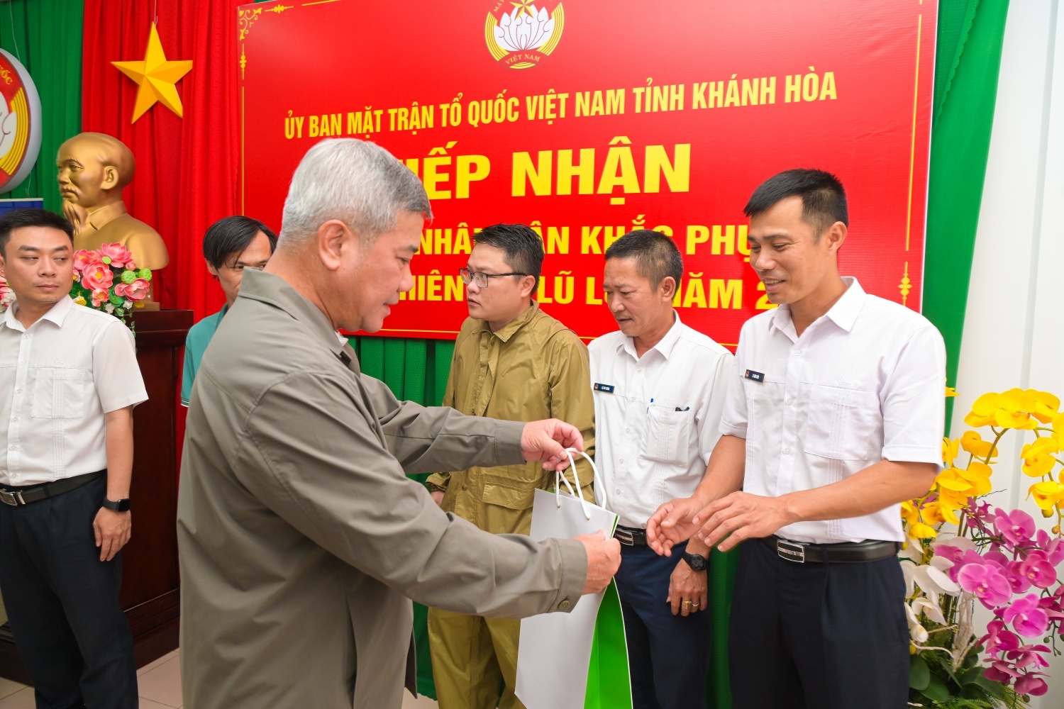 Chuyến hàng nghĩa tình Petrovietnam tiếp sức người dân vùng lũ Gia Lai Chuyến hàng nghĩa tình Petrovietnam tiếp sức người dân vùng lũ Gia Lai