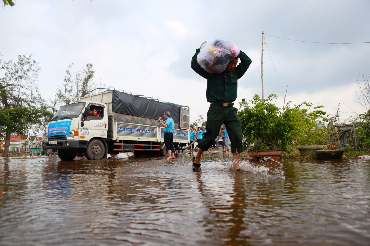 Các CBCNV của BSR vận chuyển các vật phẩm hỗ trợ cho nhà trường và học sinh tại trường THCS Bùi Thị Xuân.