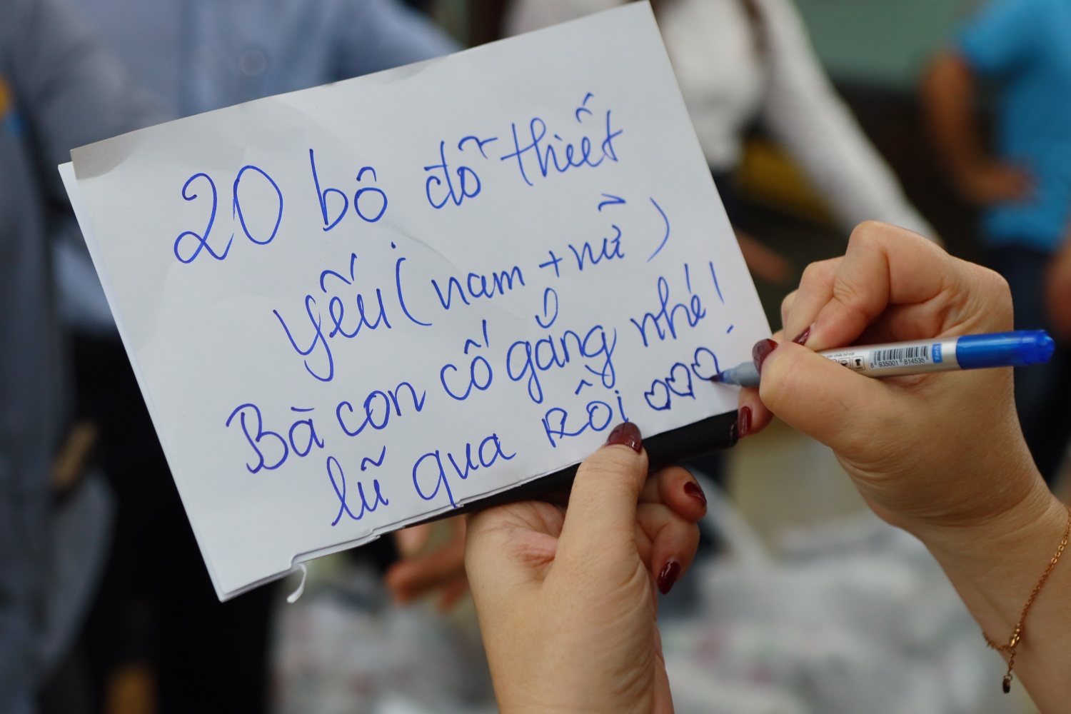 Các phần quà được lựa chọn, phân loại và sắp xếp kỹ càng trước khi chuyển đến Đắk Lắk. Cùng với đó, nhiều lời nhắn gửi đầy yêu thương và động viên tinh thần cũng được các CBCNV BSR đính kèm, gửi tặng người dân vùng lũ.