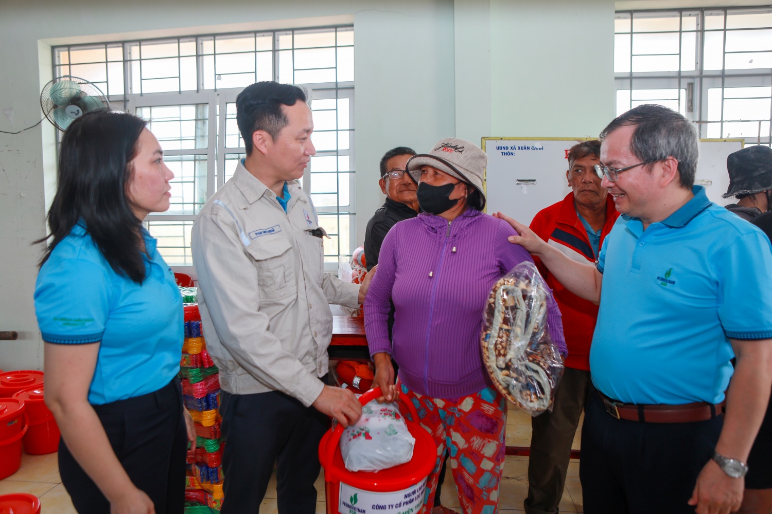 Đại diện BSR, ông Khương Lê Thành - Phó Bí thư Thường trực Đảng ủy, Thành viên HĐQT Công ty (bên phải) và ông Phạm Minh Nghĩa, Phó Tổng Giám đốc – đã trao tận tay các phần quà cho người dân bị ảnh hưởng tại xã Xuân Cảnh, Xuân Lộc và nhiều điểm trường bị t