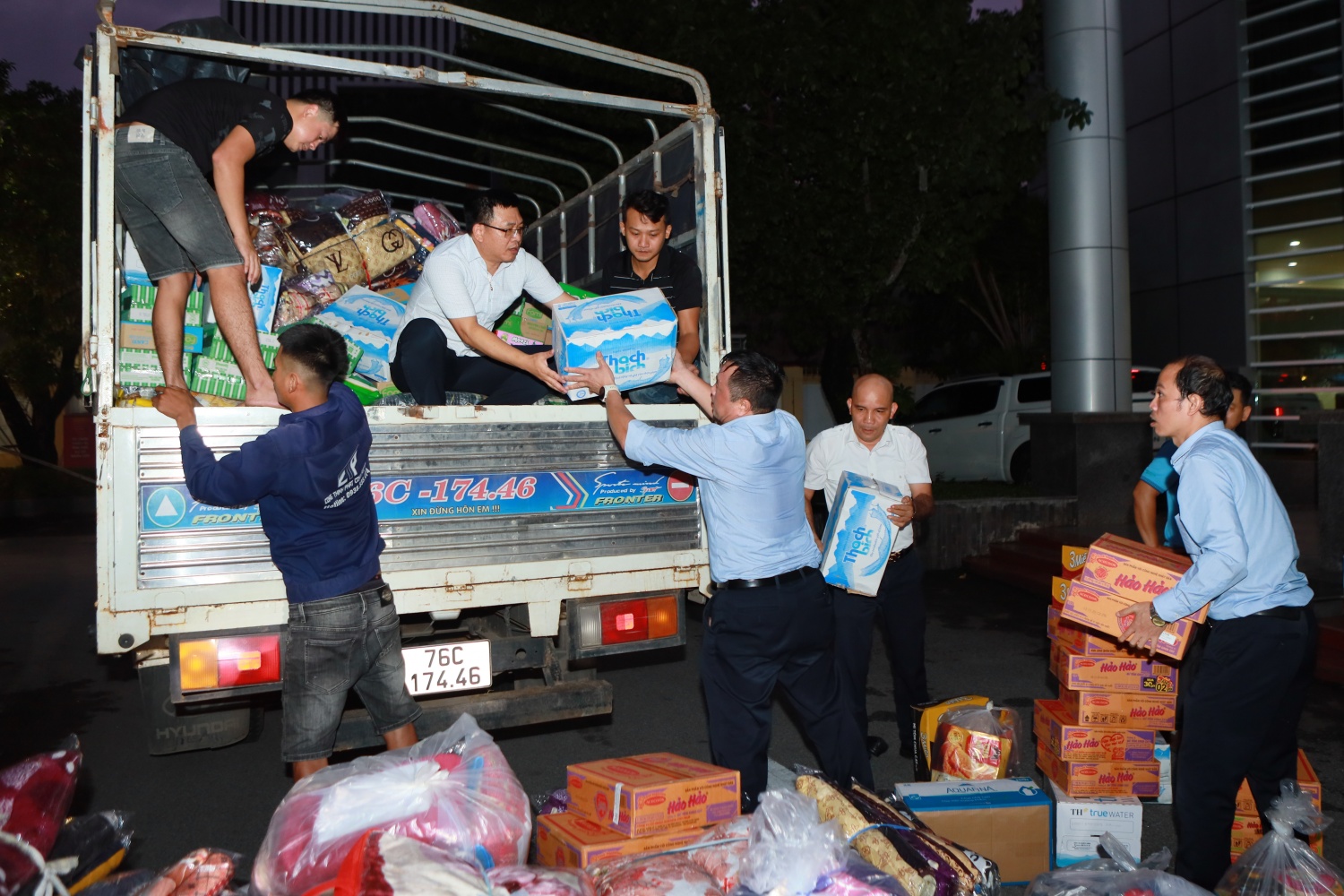 Trước đó, BSR đã khẩn trương tổ chức chương trình quyên góp hỗ trợ đồng bào các tỉnh miền Trung – Tây Nguyên chịu ảnh hưởng thiên tai. Đông đảo CBCNV đã nhiệt tình hưởng ứng và nhanh chóng chuẩn bị nhu yếu phẩm gửi đến người dân vùng bị thiệt hại.