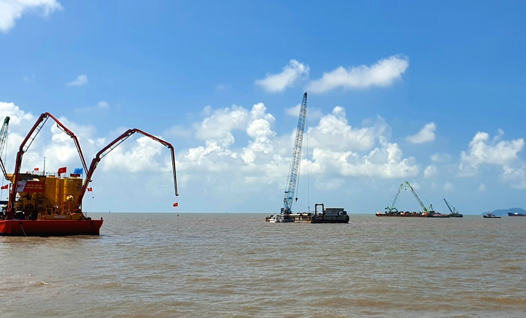 Các đơn vị thi công tại đường ra đảo Hòn Khoai, Cà Mau. Ảnh: Nhật Hồ