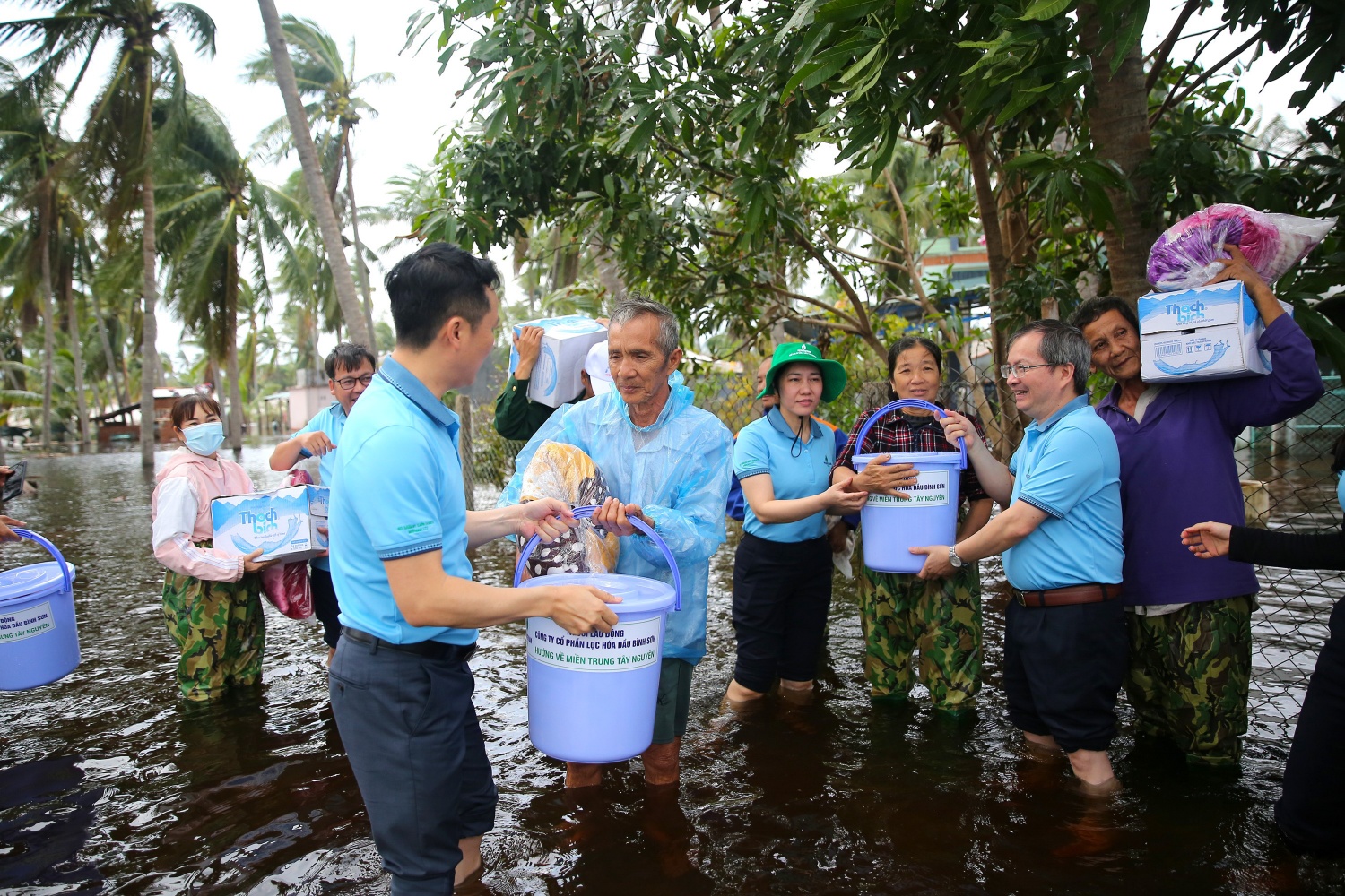 Đoàn công tác BSR trao cứu trợ bà con đang bị ngập lụt ở xã Xuân Lộc Đoàn công tác BSR trao cứu trợ bà con đang bị ngập lụt ở xã Xuân Lộc