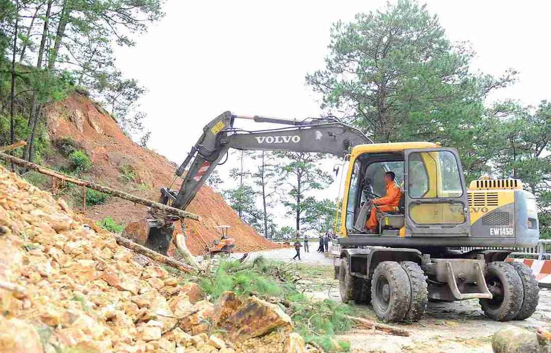 Cơ quan chức năng đang tập trung khắc phục sạt lở trên đèo D'ran. Ảnh: Phúc Khánh