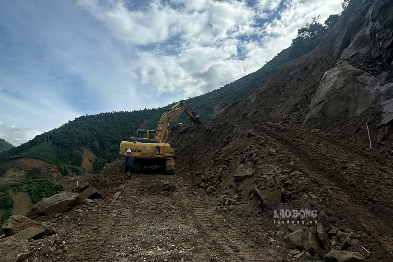 Nhiều điểm sạt lở sau bão gây ảnh hưởng đến quá trình thi công. Ảnh: Đinh Đại