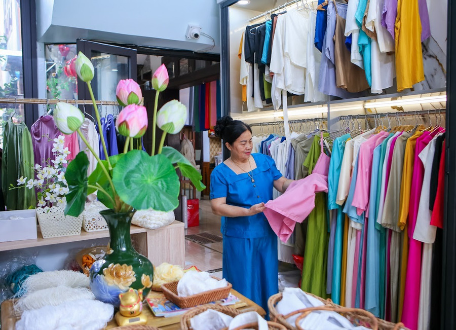 Sản phẩm lụa tơ tằm tinh xảo tại Hợp tác xã Lụa Cổ Chất. gin-giu-tinh-hoa-to-tam-co-chat-8.jpg