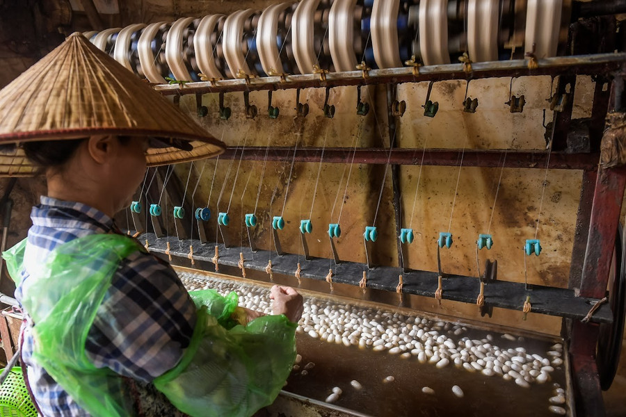 Dù thủ công hay có máy móc hỗ trợ, thợ ươm vẫn phải tập trung cao độ. gin-giu-tinh-hoa-to-tam-co-chat-5.jpg