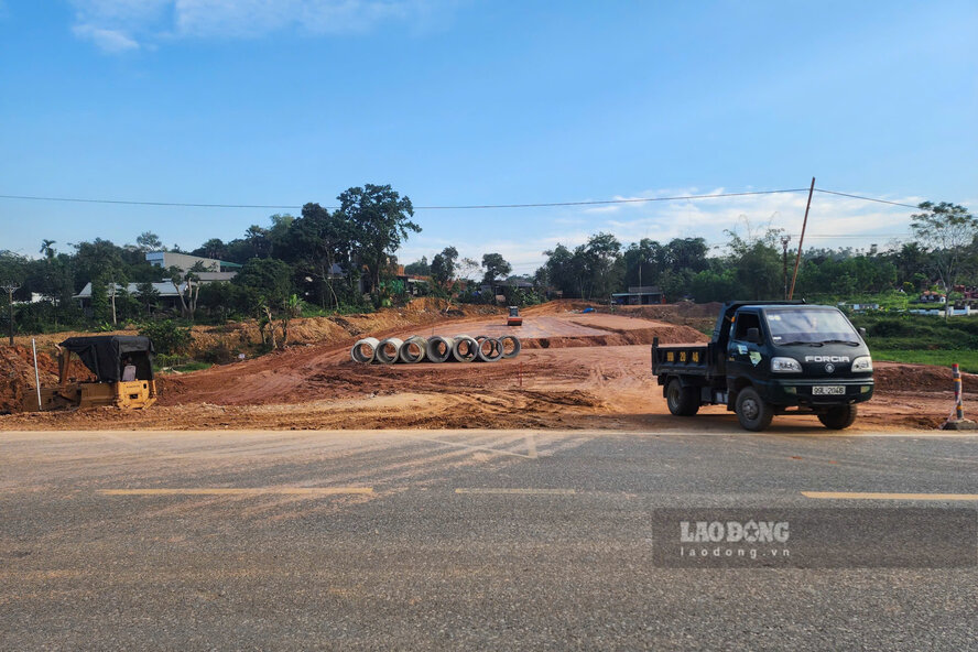 Nhà thầu thi công đang tiến hành đào đắp nền đường. Ảnh: Tô Công.