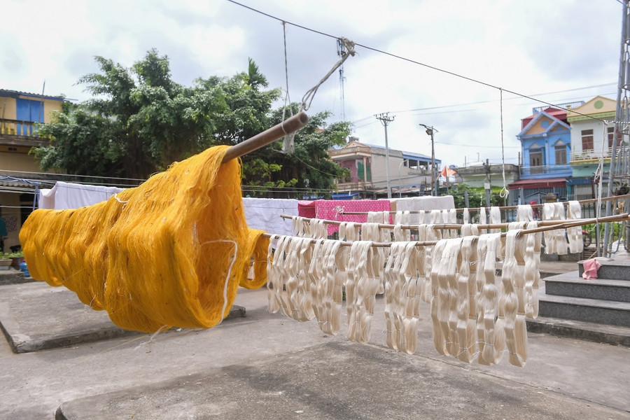 Những bó tơ mềm mại, suôn đều, óng ả phơi trên sào tre. gin-giu-tinh-hoa-to-tam-co-chat-1.jpg
