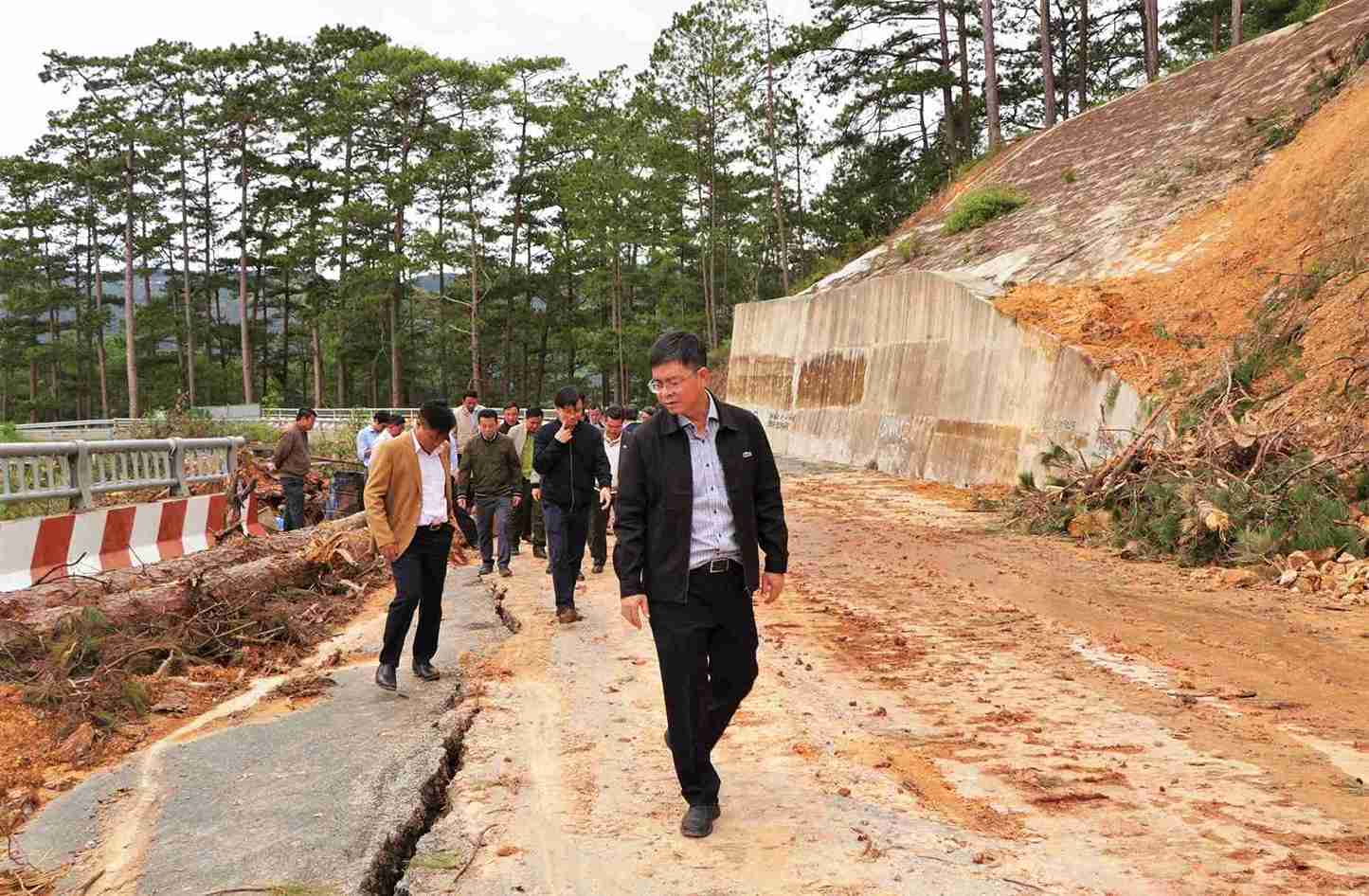 Ông Nguyễn Hồng Hải, Phó Chủ tịch UBND tỉnh Lâm Đồng kiểm tra tiến độ khắc phục sạt lở trên đèo D'ran. Ảnh: Nguyễn Nghĩa