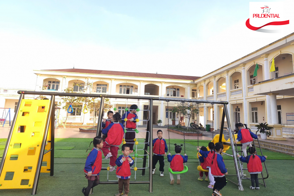 Prudential Việt Nam hỗ trợ gia đình khó khăn tại các tỉnh miền Trung và miền Bắc Prudential Việt Nam hỗ trợ gia đình khó khăn tại các tỉnh miền Trung và miền Bắc