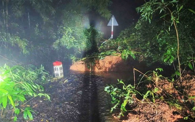 Đèo Gia Bắc ở Lâm Đồng sạt lở nghiêm trọng, 20 ôtô mắc kẹt trên Quốc lộ 28