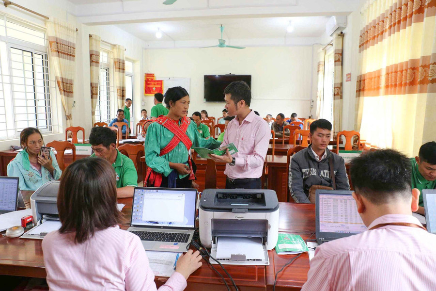 Cán bộ Ngân hàng Chính sách xã hội tỉnh Cao Bằng hướng dẫn người dân các chính sách vay vốn giảm nghèo. giam-lai-suat-cao-bang-2.jpg