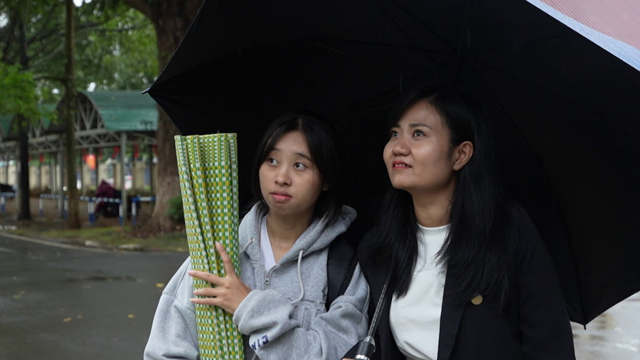 Cô Phạm Thị Hồng đưa em Vừ Thị Sanh nhập học Trường Đại học Tây Nguyên. hanh-trinh-thap-sang-tuong-lai-6.jpg