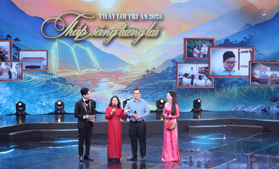 Cuộc hội ngộ của Tiến sĩ Lê Trọng Đức với cô giáo Nguyễn Thị Tuyết Hoa. hanh-trinh-thap-sang-tuong-lai-1.jpg