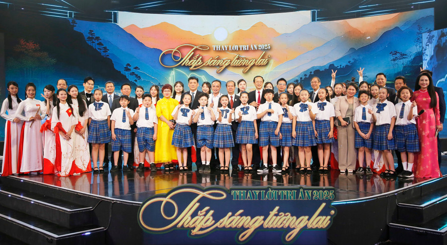 Chương trình Thay lời tri ân năm 2025 với chủ đề Thắp sáng tương lai. hanh-trinh-thap-sang-tuong-lai-2.jpg