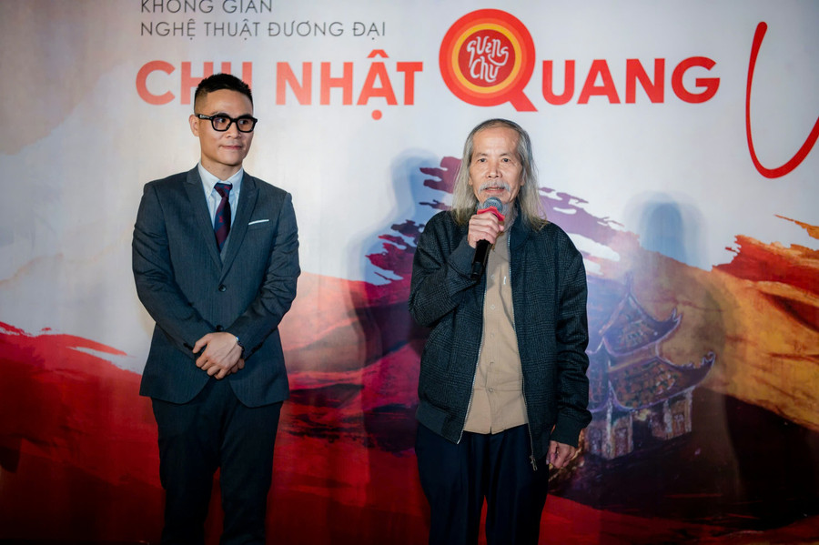 Tại sự kiện, họa sĩ Lương Xuân Đoàn (bên phải) thông tin do với những đóng góp đối với mỹ thuật nước nhà, Hội Mỹ thuật Việt Nam đã quyết định đặc cách kết nạp họa sĩ Chu Nhật Quang trở thành hội viên Hội Mỹ thuật Việt Nam. d1.jpg