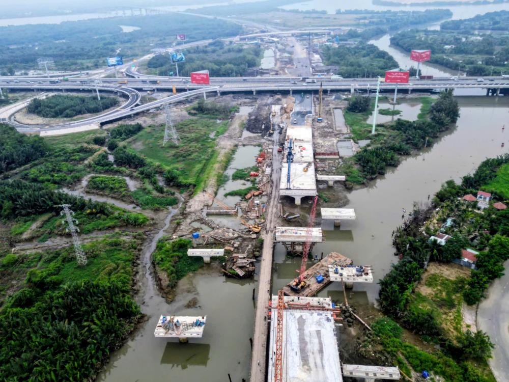 đường Vành đai 3 đoạn chui qua cao tốc TP.HCM - Long Thành đang được khẩn trương thi công nền đường, cấp phối đá dăm và lao lắp dầm cầu.