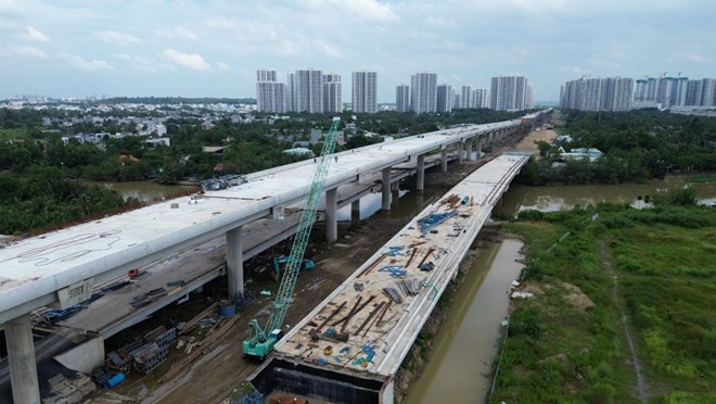 Thi công đường trên cao phía Đông dài 14,7 km thuộc Vành đai 3 TPHCM. Ảnh: Anh Tú