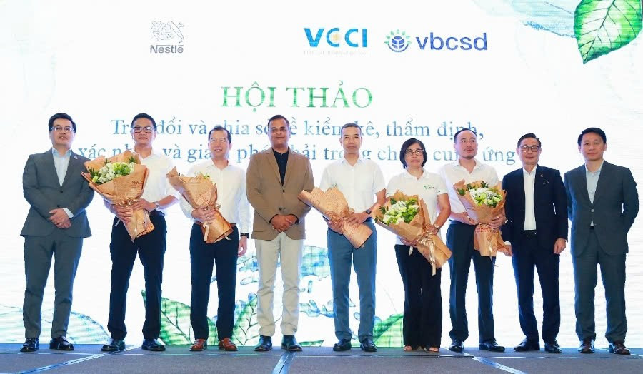 Nestlé Việt Nam phối hợp cùng VBCSD, các đối tác đã và đang có nhiều chương trình đào tạo, phổ biến kiến thức ESG, cập nhật khung pháp lý, chia sẻ kinh nghiệm cho CSI 100. z7298854389791-9fdc47965b611593ab8a46bc6f084256.jpg