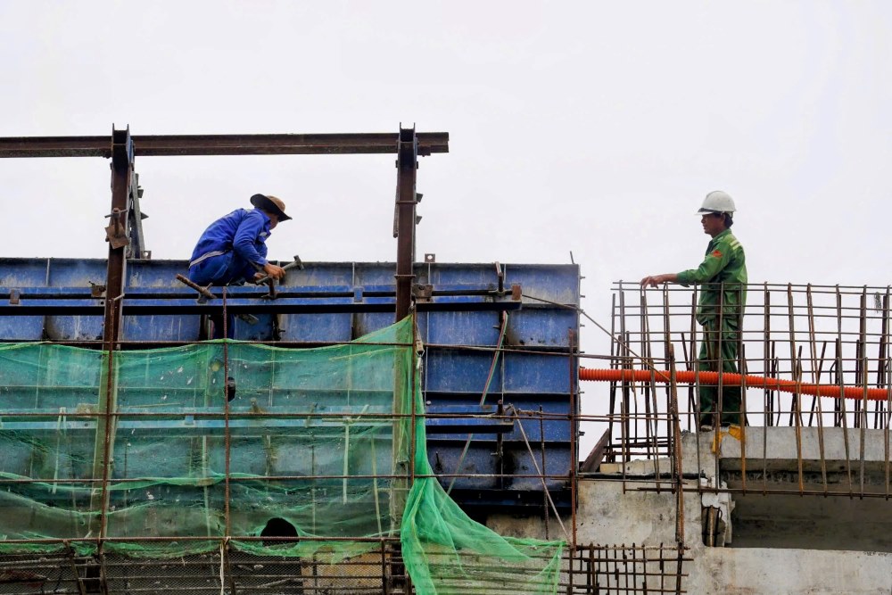 Để đảm bảo mục tiêu thông xe tuyến chính dài 12,8 km vào ngày 19/12, Ban Giao thông đã chỉ đạo các đơn vị thi công tổ chức tăng ca đêm, “3 ca 4 kíp” và bám sát tiến độ dự án.