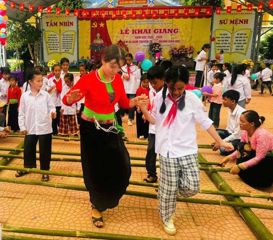 Học sinh Trường TH&THCS Ba Khan rộn ràng với điệu múa sạp. 2-ba-khan.jpg