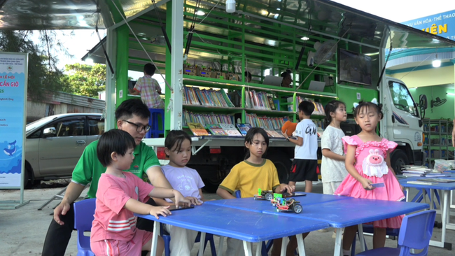 Xe thư viện số lưu động của Thư viện Tổng hợp TPHCM. phunuvietnammediacdnvn-thumbw-860-179072216278405120-2025-10-8-1-17599252202411974129980-1760517501396-17605175068231407409048.png
