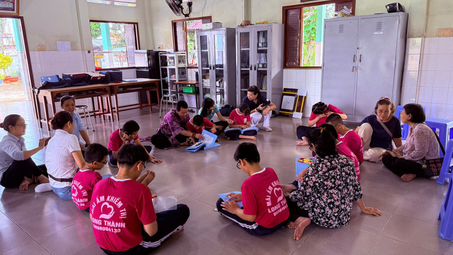 Trẻ em tại Mái ấm Khiếm thị Long Thành (tỉnh Đồng Nai) tiếp cận với sách chữ nổi. Ảnh: NVCC.