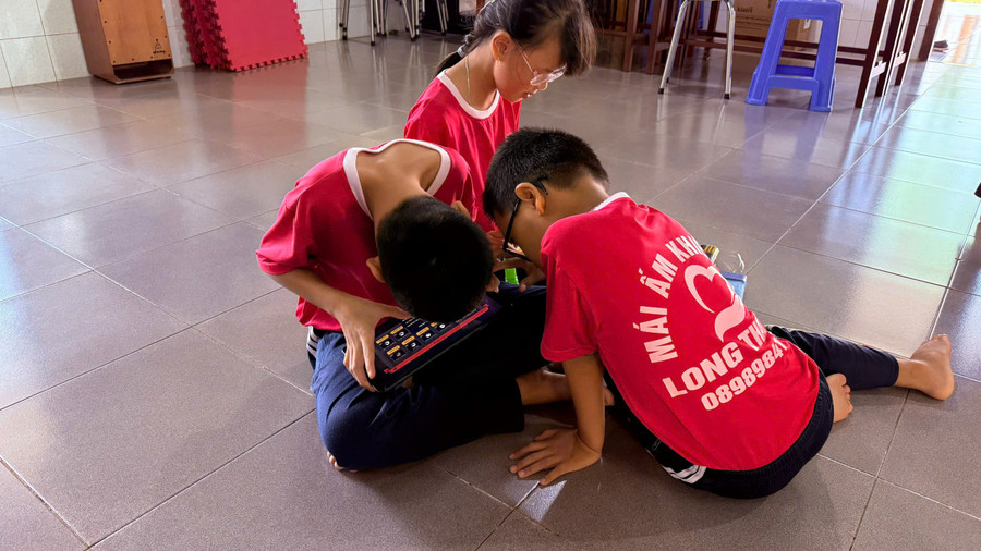 Trẻ em tìm hiểu sách nói điện tử. Ảnh: NVCC. 4096874290872355105.jpg