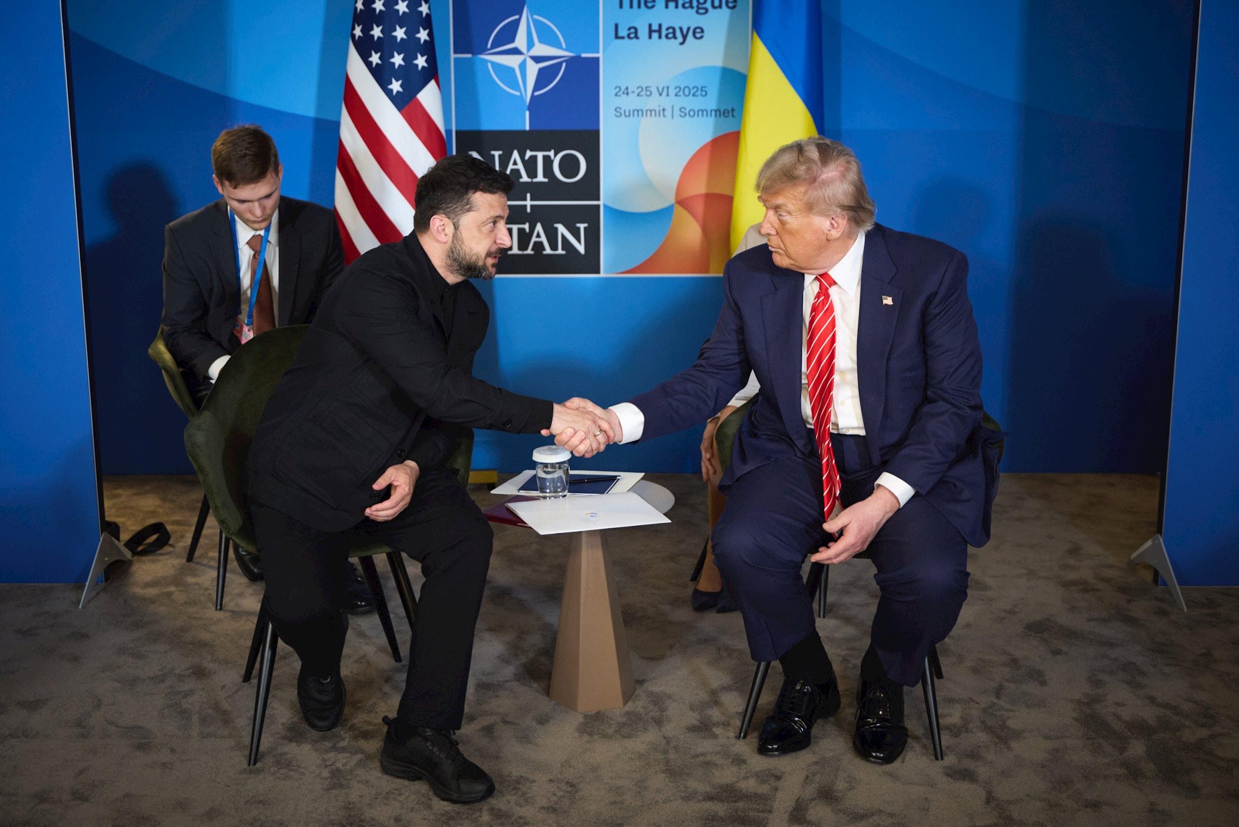 Tổng thống Ukraine Volodymyr Zelenskyy trao đổi với Tổng thống Mỹ Donald Trump bên lề hội nghị thượng đỉnh NATO tại The Hague, Hà Lan hôm 25/6. Ảnh: X/ZelenskyyUa