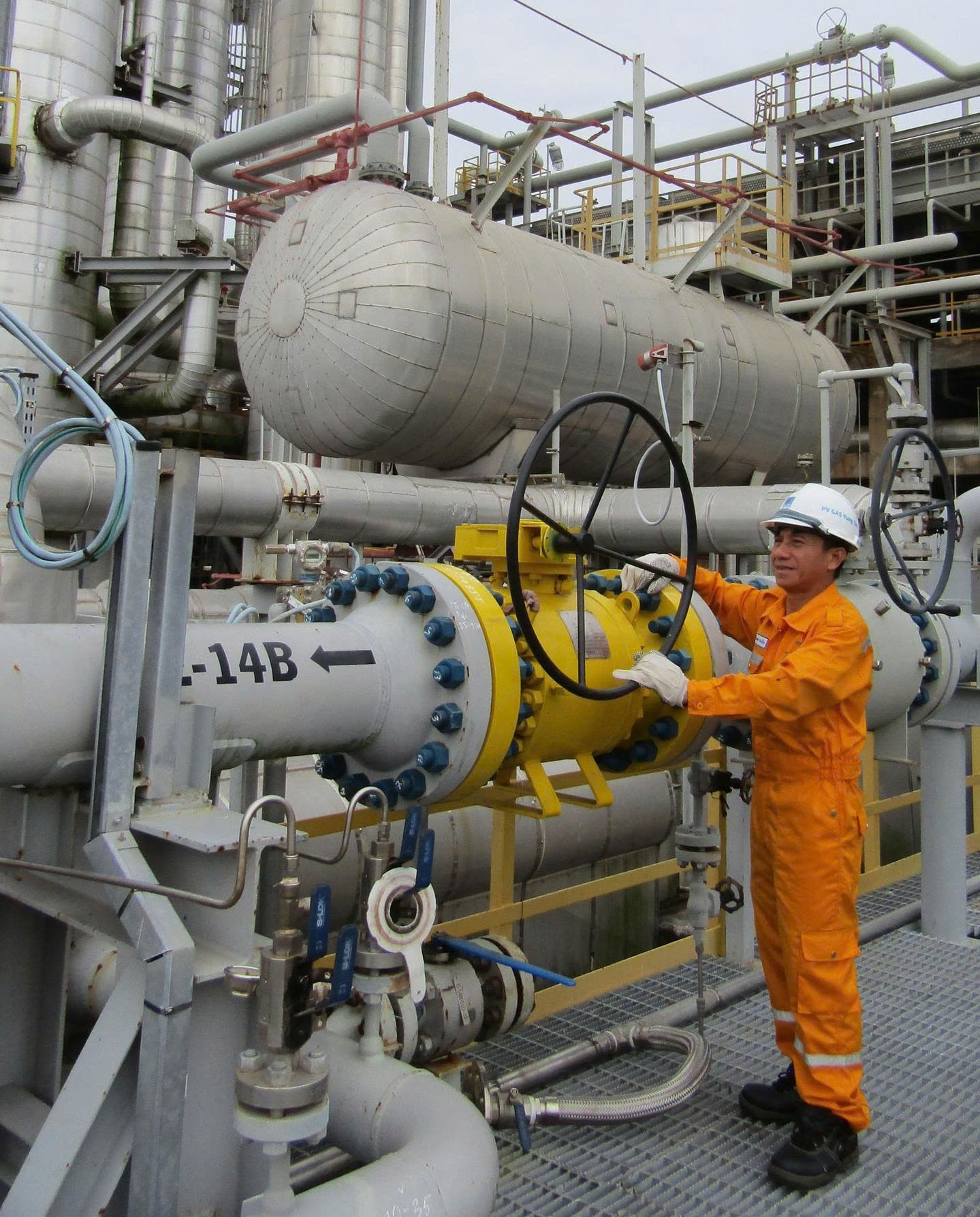 Ông Lê Thanh Chẩn đã dành trọn vẹn 30 năm gắn bó với ngành khí, Nhà máy Xử lý Khí Dinh Cố. Ông Lê Thanh Chẩn đã dành trọn vẹn 30 năm gắn bó với ngành khí, Nhà máy Xử lý Khí Dinh Cố.