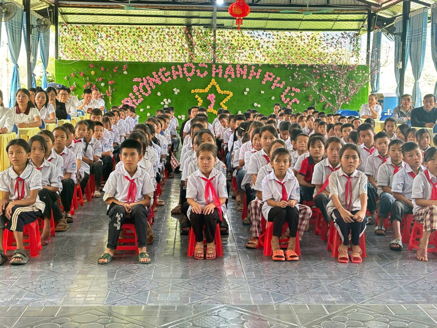 Tuy còn nhiều khó khăn song xã Si Pa Phìn luôn quan tâm, chăm lo toàn diện cho học sinh.