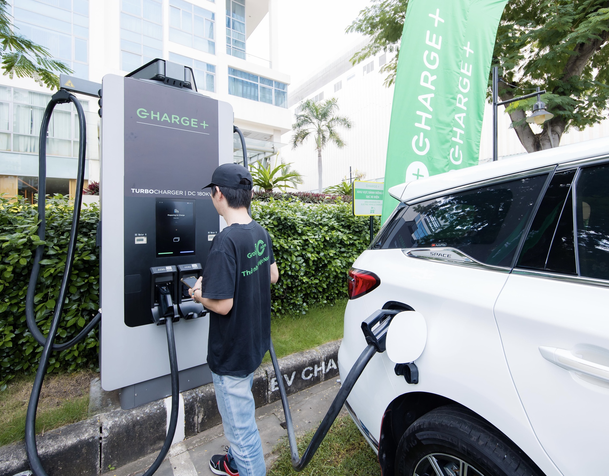 Grab hợp tác với Charge + mở rộng mạng lưới trạm sạc xe điện tại Việt Nam - Ảnh 1.