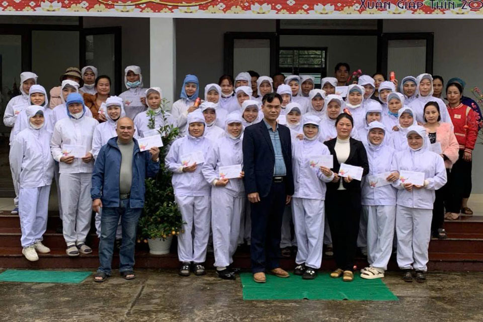 Tặng quà cho các đoàn viên công đoàn và người lao động