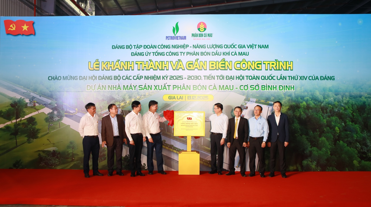 Các đại biểu thực hiện nghi thức gắn biển công trình chào mừng Đại hội Đảng bộ các cấp nhiệm kỳ 2025 – 2030, tiến tới Đại hội Đảng bộ toàn quốc lần thứ 14. Các đại biểu thực hiện nghi thức gắn biển công trình chào mừng Đại hội Đảng bộ các cấp nhiệm kỳ 2025 – 2030, tiến tới Đại hội Đảng bộ toàn quốc lần thứ 14.