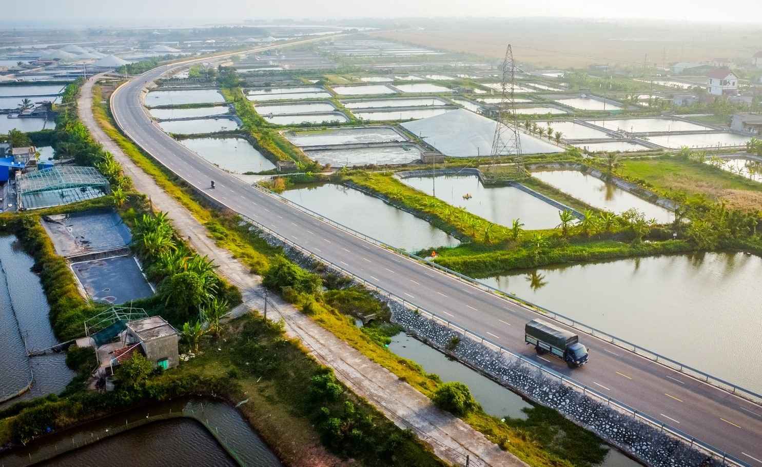 Dự án tuyến đường bộ ven biển đoạn qua tỉnh Ninh Bình có tổng chiều dài 69km. Ảnh: Nguyễn Trường