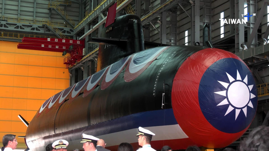 Tàu ngầm Hai Kun do Đài Loan tự nghiên cứu chế tạo. taiwan-unveils-its-first-indigenous-defense-submarine.jpg