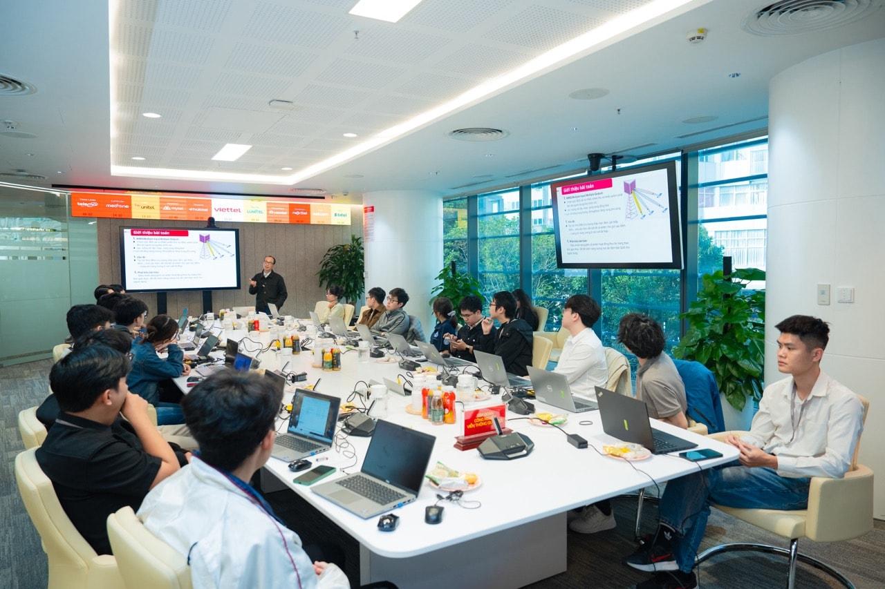 Top 6 đội thi tập trung tại Trụ sở tập đoàn Viettel để chuẩn bị cho ngày Hackathon Large