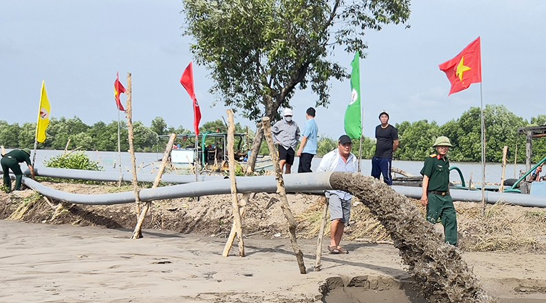 Có mặt bằng đơn vi thi công bắt tay ngay vào việc thi công cao tốc Cà Mau - Đất Mũi. Ảnh: Nhật Hồ