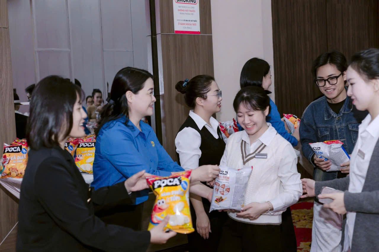 Cán bộ Công đoàn phường Hoa Lư tặng quà cho đoàn viên, CNLĐ tại buổi chiếu phim. Ảnh: Diệu Anh