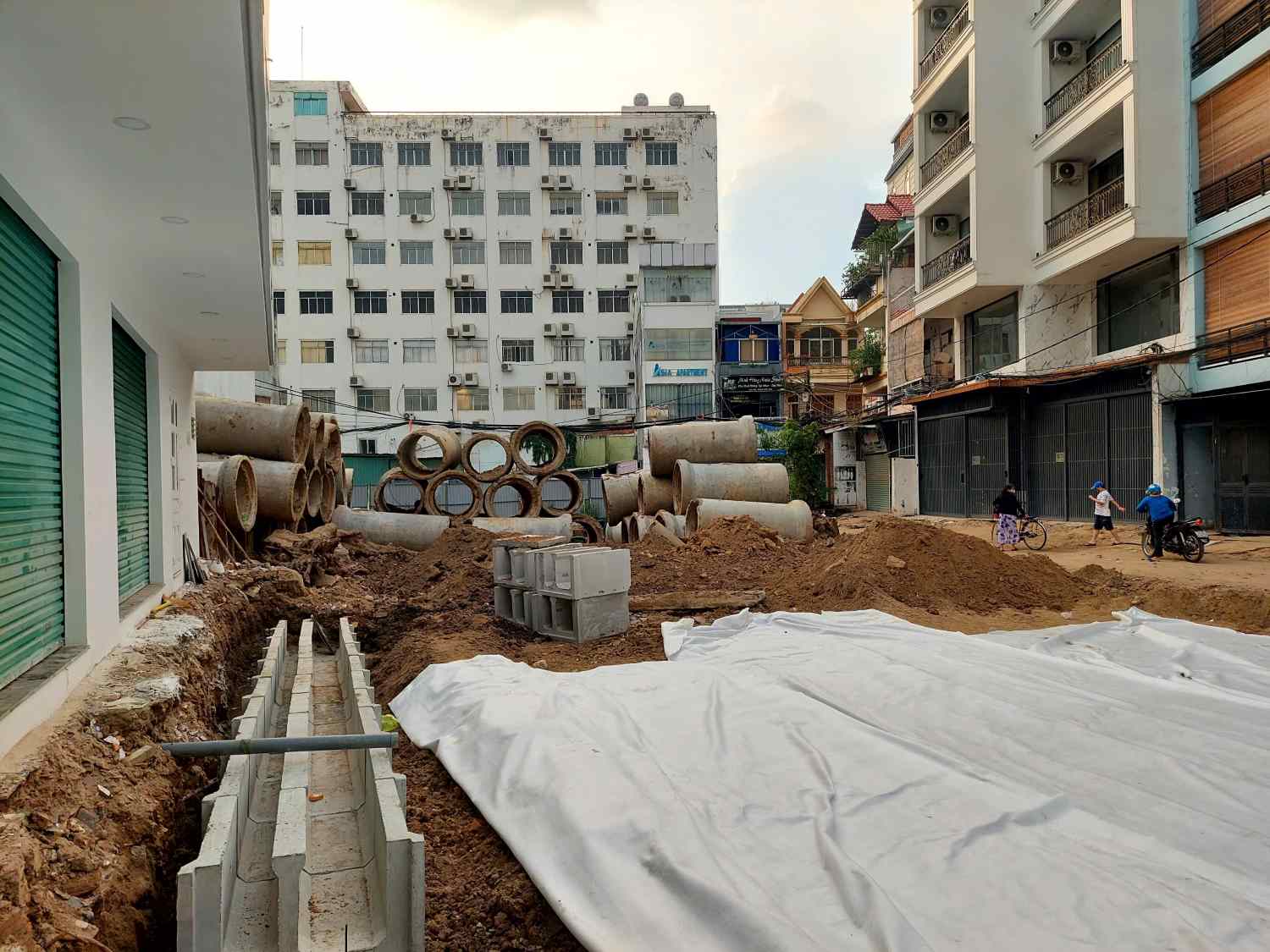 Đoạn kênh A41 gần đường Cộng Hòa đã được lắp đặt cống hộp, hiện đang thi công mặt đường và vỉa hè. Ảnh: Minh Quân