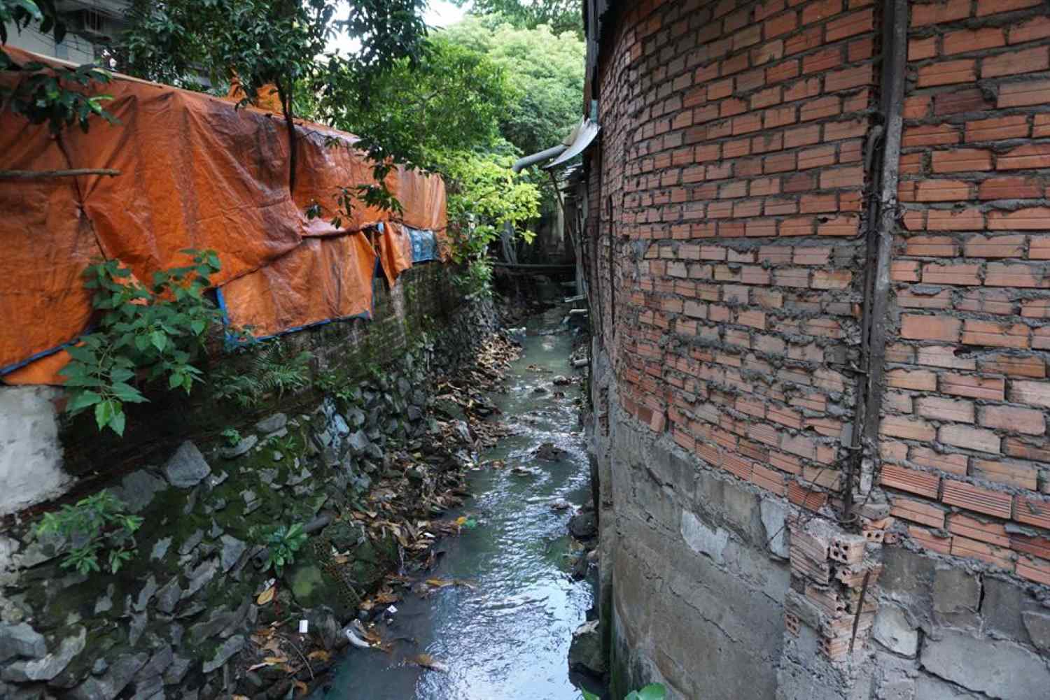 Kênh A41 trước đây bị nhà cửa lấn chiếm, thu hẹp dòng chảy.  Ảnh: Minh Quân