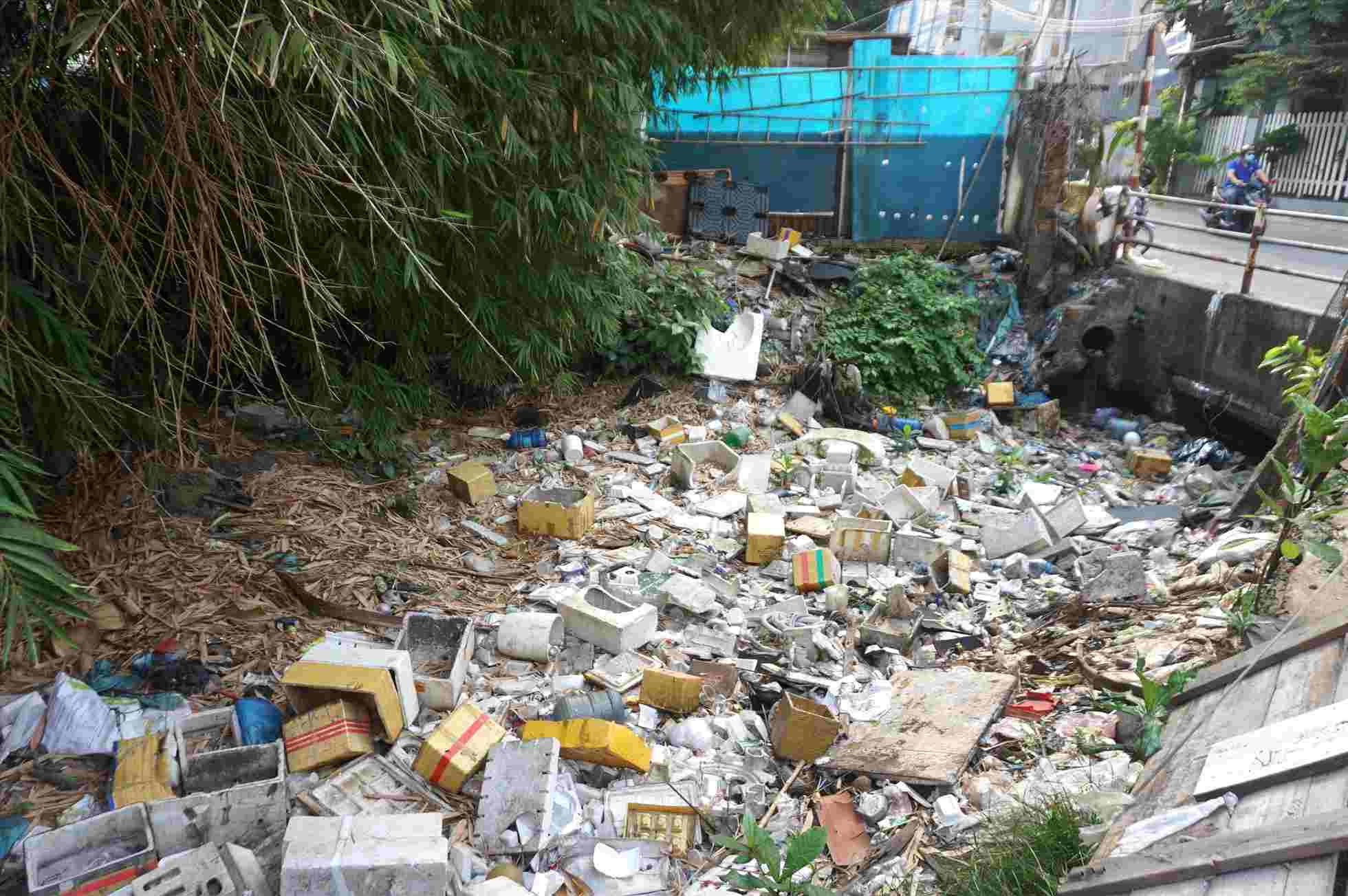 Kênh A41 trước đây ngập trong rác.  Ảnh: Minh Quân