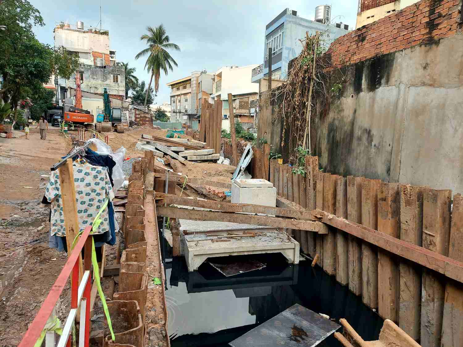 Thi công lắp đặt cống hộp kênh A41.  Ảnh: Minh Quân